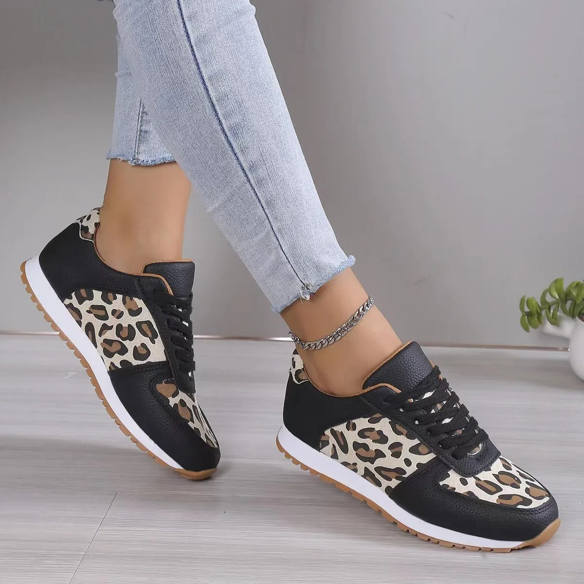 Aria - Bekväm Sneaker Med Snörning Och Leopardmönster