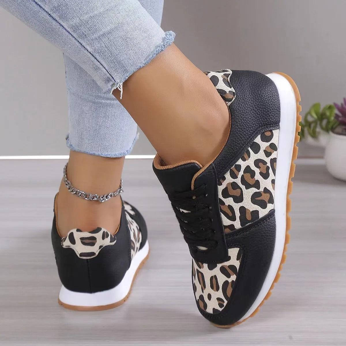 Aria - Bekväm Sneaker Med Snörning Och Leopardmönster